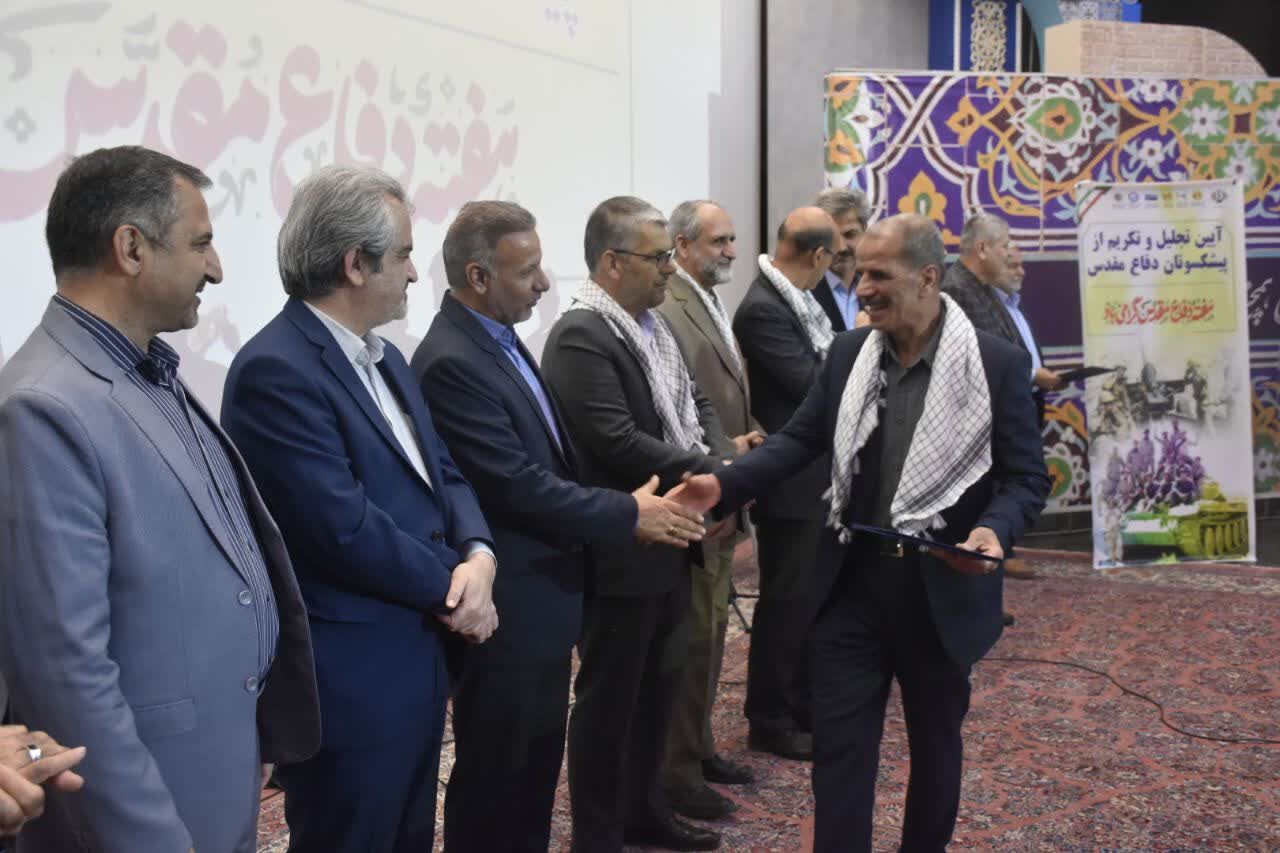 تجلیل از ایثارگران و خانوادههای شهدا ضرورت ملی و اخلاقی است