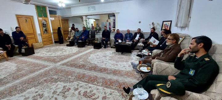  دیدار مداحان آران و بیدگل با خانواده شهید مداح حجت‌الله دهقانی در روستای کاغذی