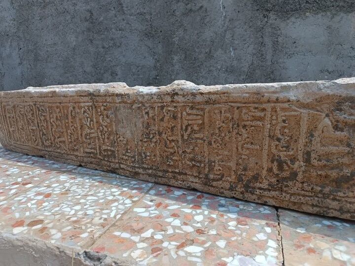 کشف سنگ‌قبر هزار ساله شیعی در اقلید؛ اثری کم‌نظیر از دوران آل‌بویه