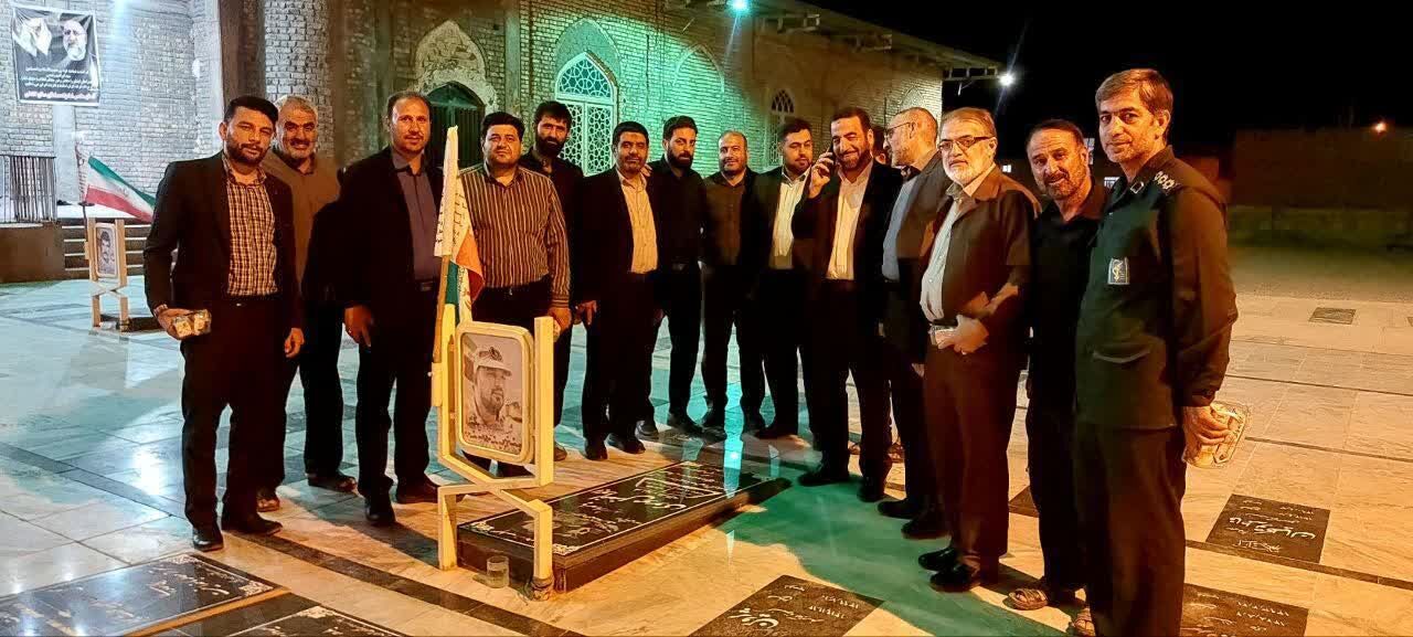 دیدار مداحان آران و بیدگل با خانواده شهید مداح حجتالله دهقانی در روستای کاغذی