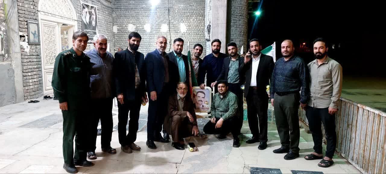  دیدار مداحان آران و بیدگل با خانواده شهید مداح حجت‌الله دهقانی در روستای کاغذی