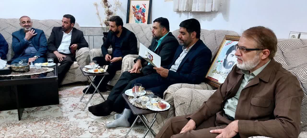 دیدار مداحان آران و بیدگل با خانواده شهید مداح حجتالله دهقانی در روستای کاغذی