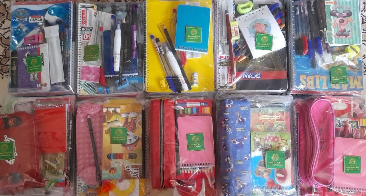 توزیع ۳۹۰ بسته نوشتافزار متبرک توسط خادمیاران رضوی در آران و بیدگل