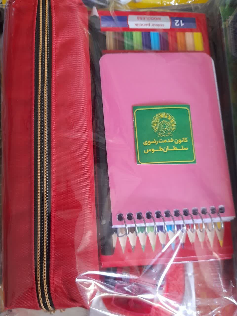 توزیع ۳۹۰ بسته نوشتافزار متبرک توسط خادمیاران رضوی در آران و بیدگل