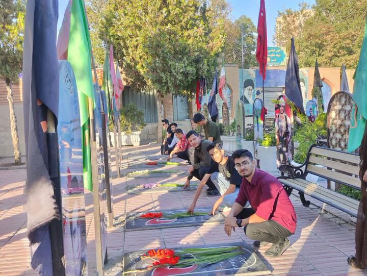 شهدا، نماد فداکاری و الهام‌بخش جامعه هستند