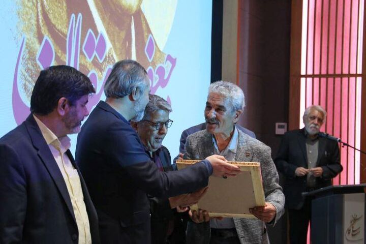نشان درجه‌یک هنری به «جعفر دهقان» اهدا شد