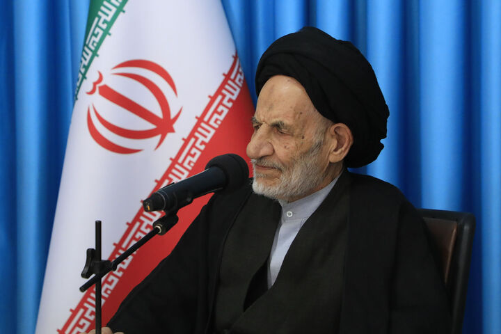 همکاری نخبگان با مسئولان راه‌حل مشکلات کشور است