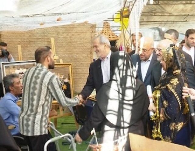 بازدید رئیس‌جمهور از نمایشگاه ظرفیت‌های استان هرمزگان در بندرعباس