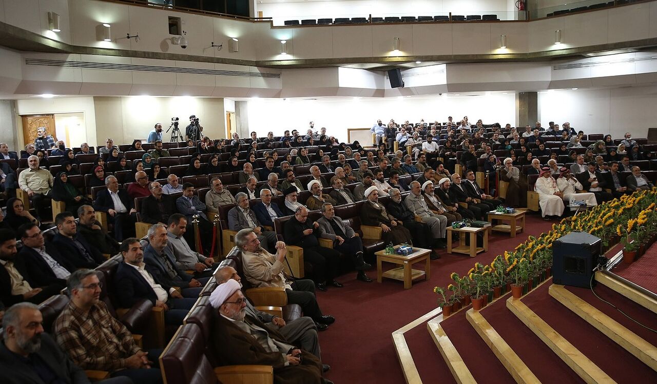 تجلیل از سه دهه دانشنامه نگاری حسن طارمی راد/ روایت ۵۰ سال آشنایی حداد عادل