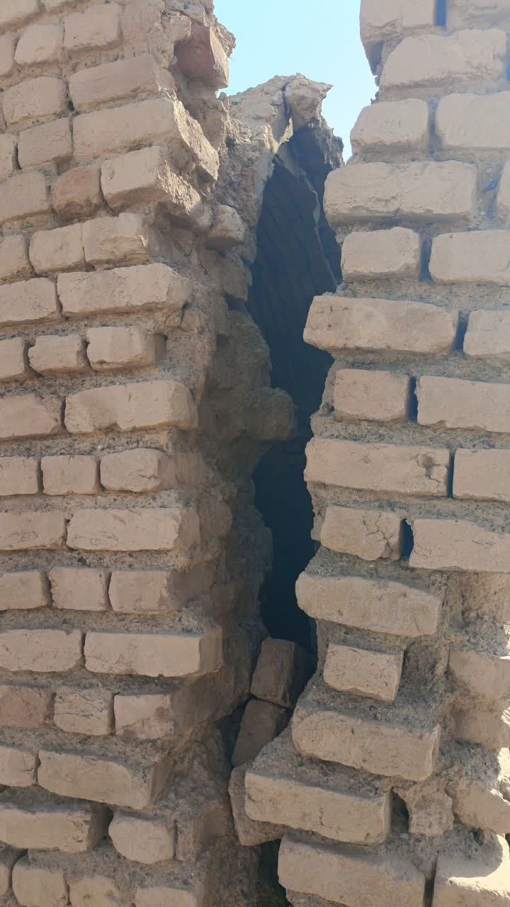 بروز خسارت به اماکن مسکونی و بناهای تاریخی در پی زلزله زواره