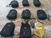 مسجدی‌ها پای کار آمدند؛ توزیع نوشت‌افزار و کیف میان دانش‌آموزان نیازمند در داراب