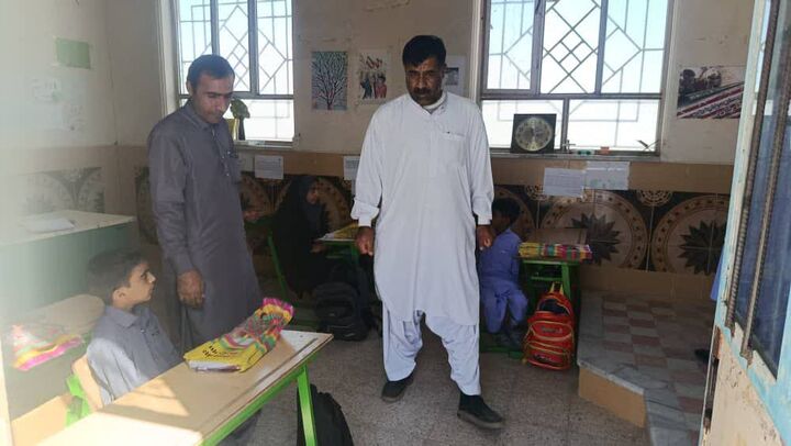 توزیع بسته‌های لوازم التحریر با هدف حمایت از دانش‌آموزان نیازمند در میرجاوه