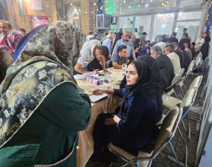 برگزاری میز خدمت بهزیستی در مسجد انصارالحسین(ع)