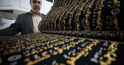 خوشنویس سوری در ۱۲ سال قرآن را روی پارچه گلدوزی کرد