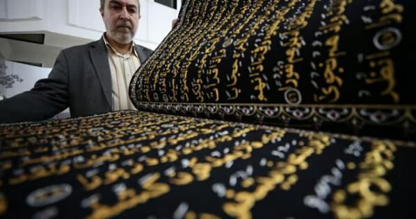 خوشنویس سوری در ۱۲ سال قرآن را روی پارچه گلدوزی کرد