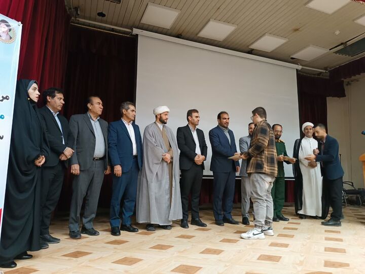 تجلیل از ۱۵۶ دانش‌آموز نخبه شاهد و ایثارگر در ایلام