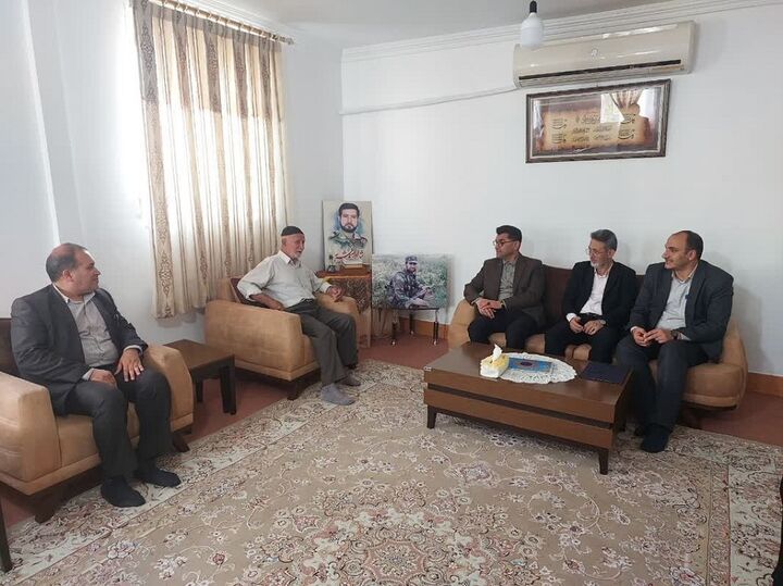 ادای احترام فرماندار نکا به مقام شامخ شهید «ابراهیم عشریه»