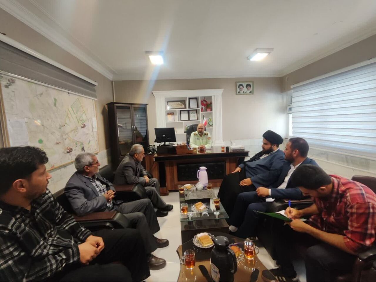 اعضای کانون‌ سید احمد خمینی از زحمات نیروی انتظامی قدردانی کردند