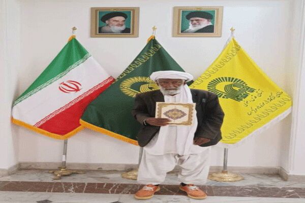 شاعر عشایر ۷۲ ساله آثارش را به کتابخانه رضوی اهدا کرد