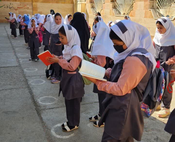 ۲۰۰ جلد کتاب به دانش‌آموزان روستایی خرم‌آباد اهدا شد