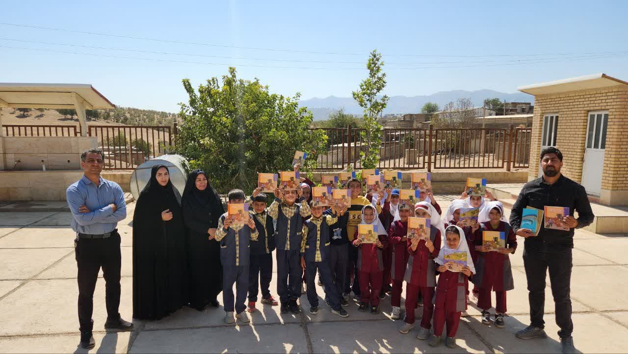 ۲۰۰ جلد کتاب به دانش‌آموزان روستایی خرم‌آباد اهدا شد
