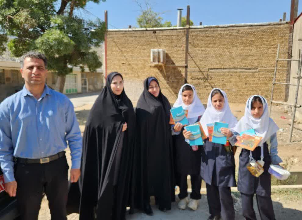۲۰۰ جلد کتاب به دانش‌آموزان روستایی خرم‌آباد اهدا شد