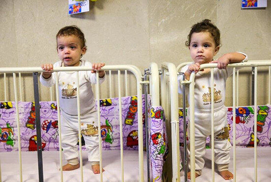 دو کودک نیازمند درمان به آغوش خانواده رفتند