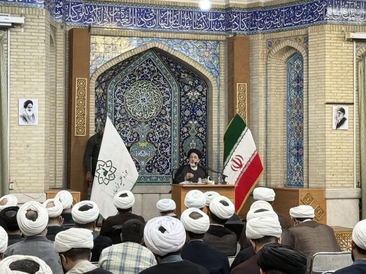 حوزه برای حل مسائل کلان کشور به دولت کمک کند