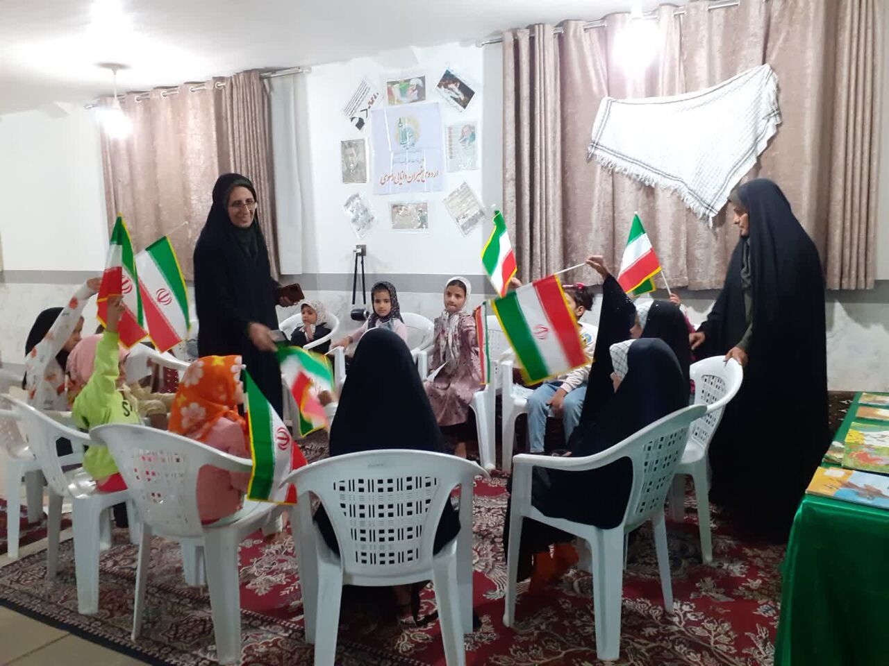 کتابخوانی در پناه خورشید هشتم