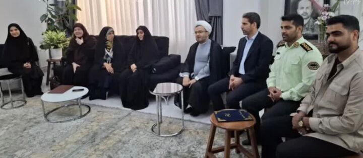 دیدار نمایندگان معاونت امور زنان و خانواده با خانواده شهید حسن آقایی
