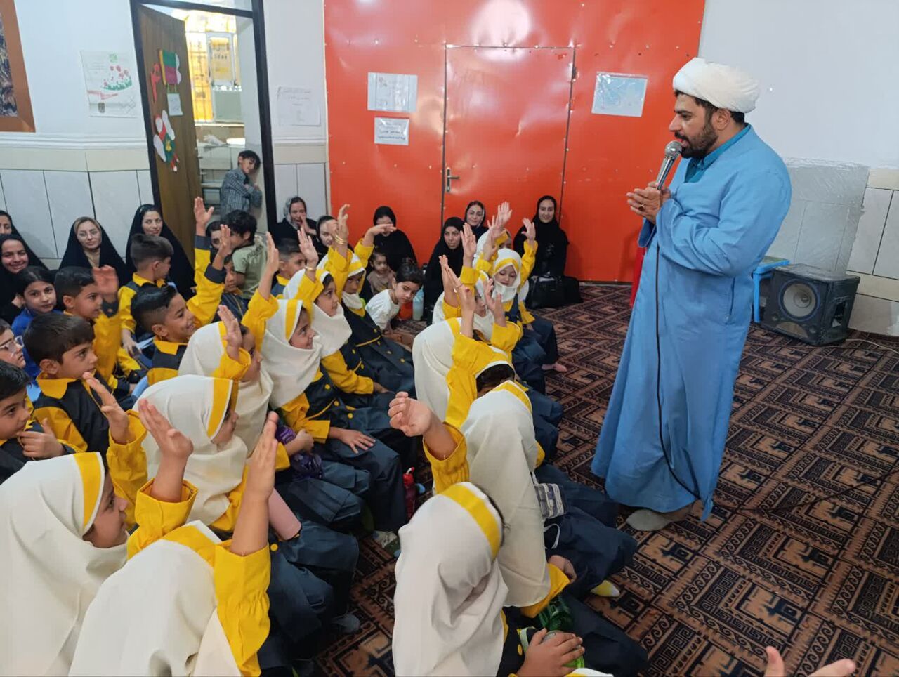 روایت عمو روحانی بچههای جهرم؛ روحانی جوانی که منبرش زمین بازی شد