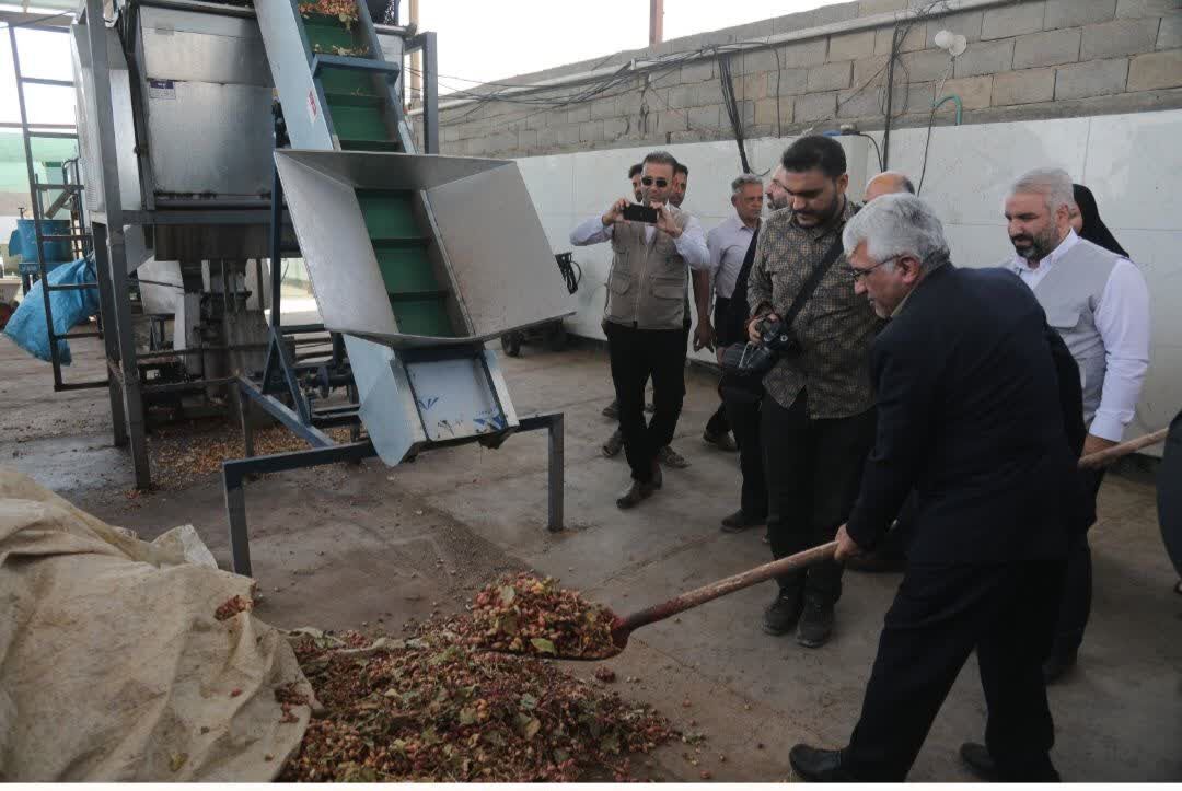 آیین پستهچینی و افتتاح طرحهای مردممحور بنیاد علوی در آران و بیدگل برگزار شد