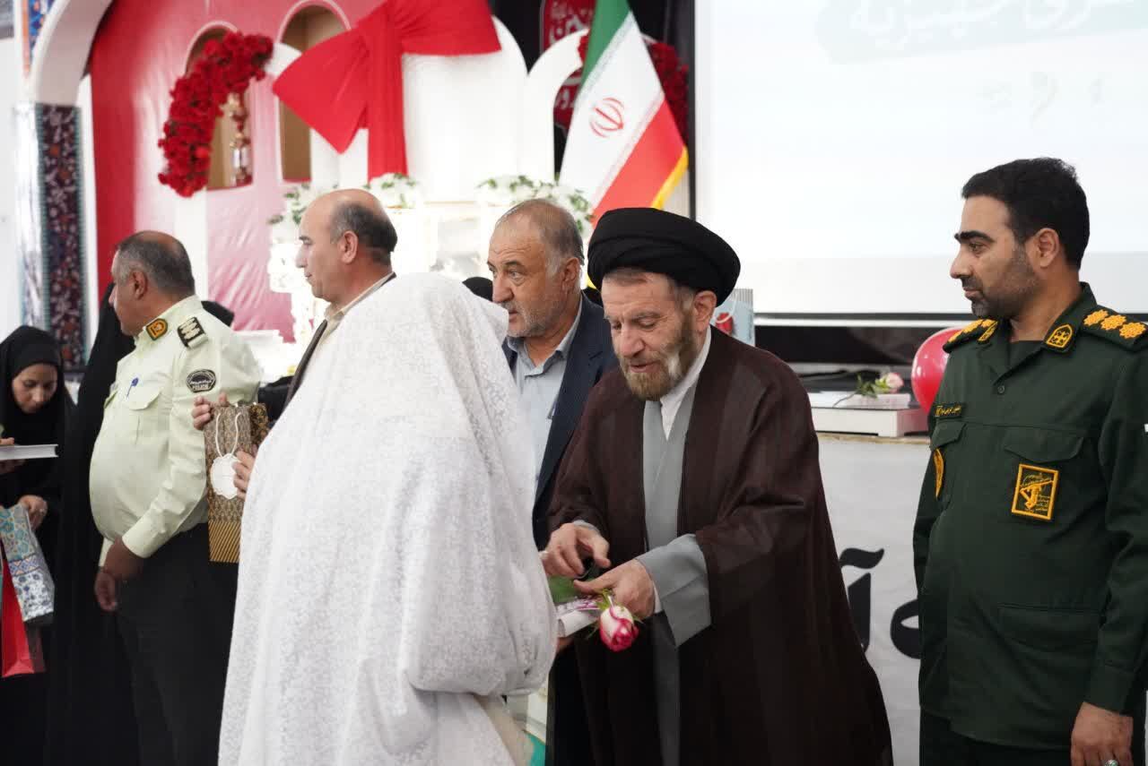 ازدواج ساده و صادقانه، بنیان استحکام خانواده است