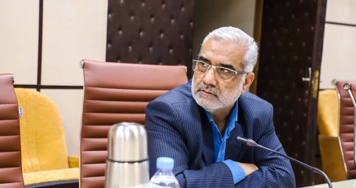 حافظ شاعر وفاق است/ قرآن را عابدانه در شعر آورده