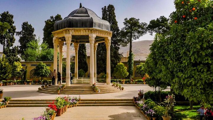 در سایهٔ اندیشه و آینهٔ اخلاق؛ بازخوانی جهان اخلاقی حافظ شیرازی