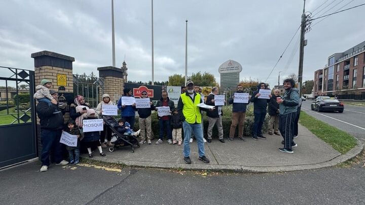 تجمع اعتراضی مسلمانان دوبلین در برابر مسجد کلونسکی به‌دلیل تداوم تعطیلی آن