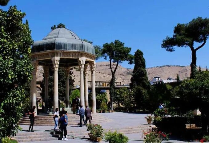 امین شعر و ادب فارسی