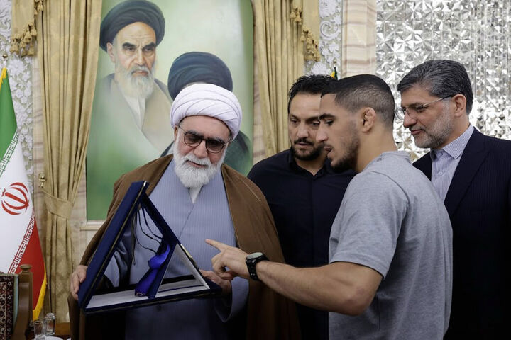 اهدای مدال‌های کشتی‌گیر مازندرانی به موزه آستان قدس رضوی