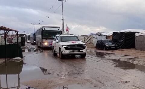 خودروهای صلیب سرخ در حال عبور از خان‌یونس برای تبادل اسرا