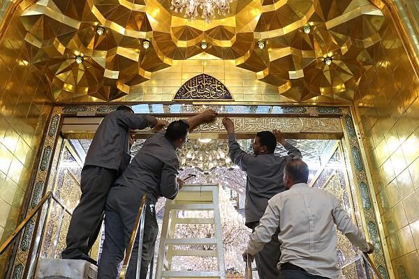 پایان نصب در باب القبله در حرم حضرت عباس(ع)