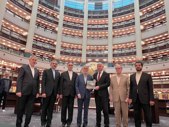 وزیر فرهنگ از کتابخانه ملت در آنکارا بازدید کرد