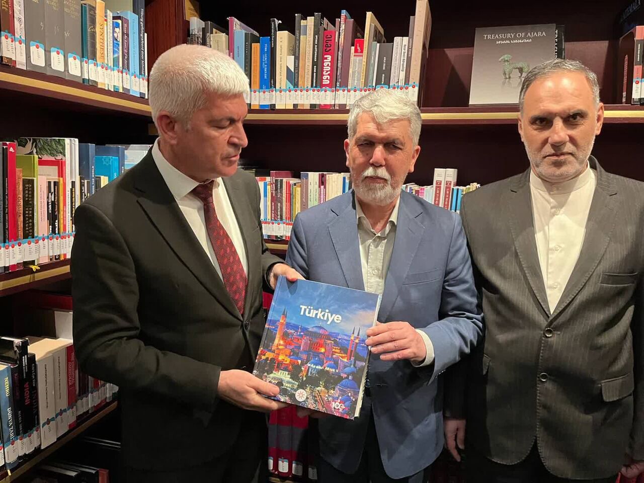 وزیر فرهنگ از کتابخانه ملت در آنکارا بازدید کرد