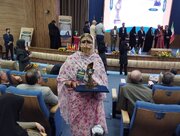 تجلیل از یک بانوی مینابی بعنوان کارآفرین برتر در همایش ملی زنان روستایی و عشایری