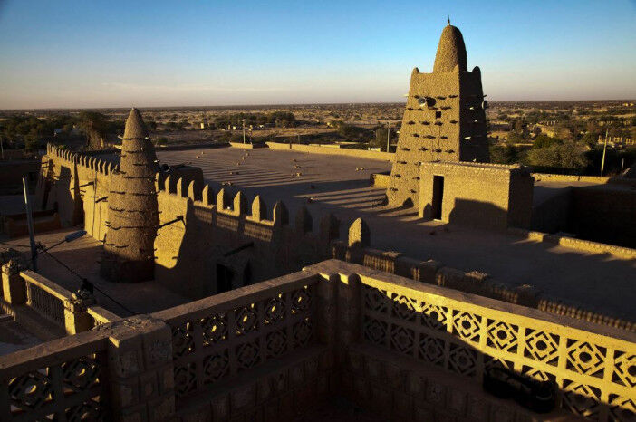 جشن ۷۰۰ سالگی مسجد تاریخی «دجینگارِی بِر» تیمبوکتو در مالی با آیین سنتی گل‌کاری دیوارها