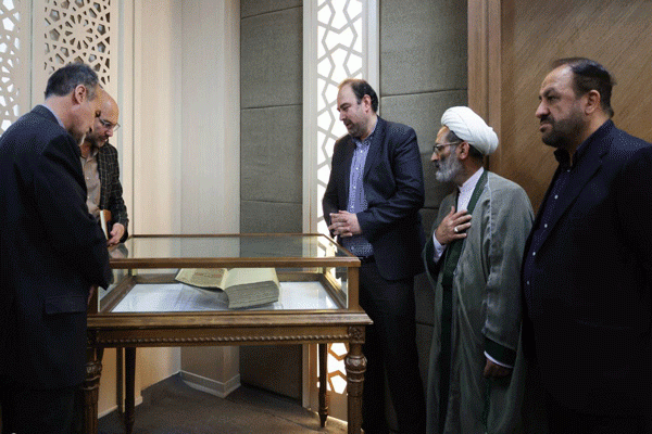 رونمایی از نسخه خطی نفیس قرآن ۲۹۹ ساله کتابخانه حرم رضوی