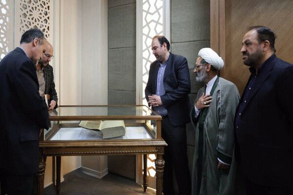 رونمایی از نسخه خطی نفیس قرآن ۲۹۹ ساله کتابخانه حرم رضوی