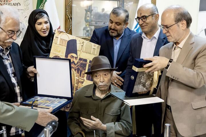 علی نصیریان در جشن ۶۰ سالگی تماشاخانه قدیمی شهر