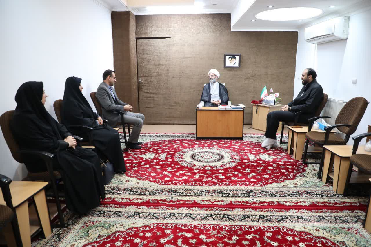 برگزاری جلسات نقد کتاب یا محافل کتابخوانی یکی از راه‌های توسعه فرهنگ کتاب و کتابخوانی است