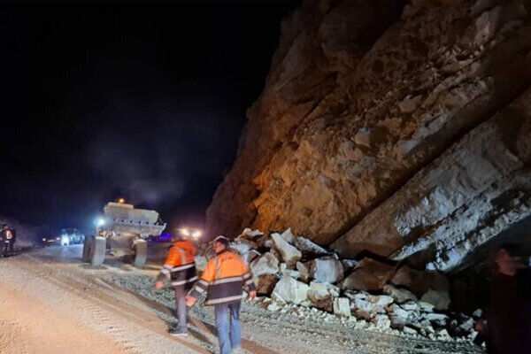 ریزش کوه در محور بنه‌کوه گرمسار ۶ کشته و مصدوم داشت