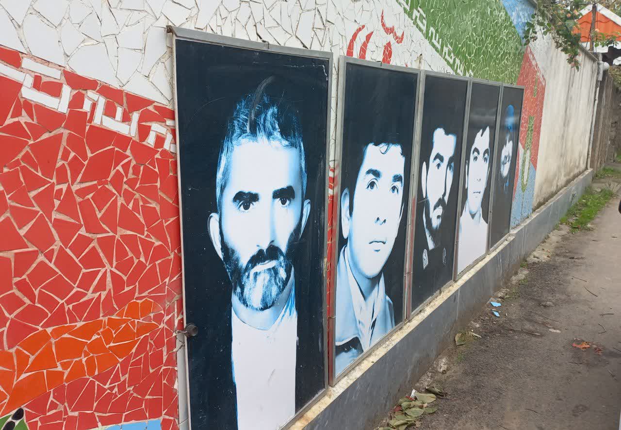 پلاکی با قاب طلا از سه شهیدش